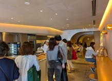 カフェスペースの席が空くのを待つ女性グループも