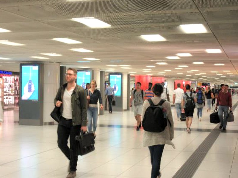 リュック姿が目立つミュンヘン駅の通勤風景