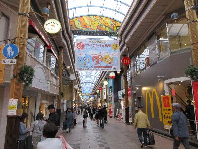 平日でも人通りが多い中心商店街