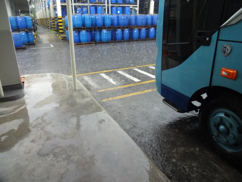 日華化学訪問を終えてバスに乗ろうとしたところ、土砂降りのスコールに