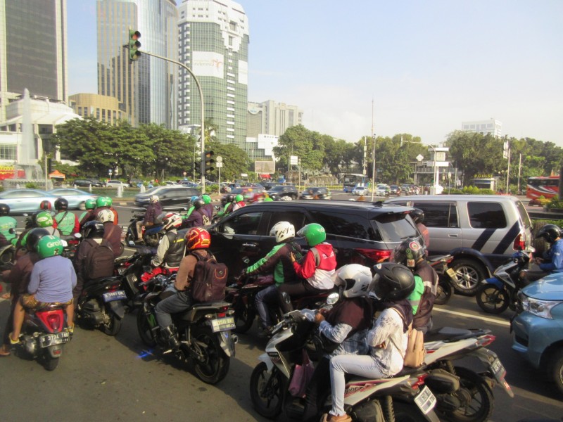 緑のヘルメットのバイクタクシーが増加