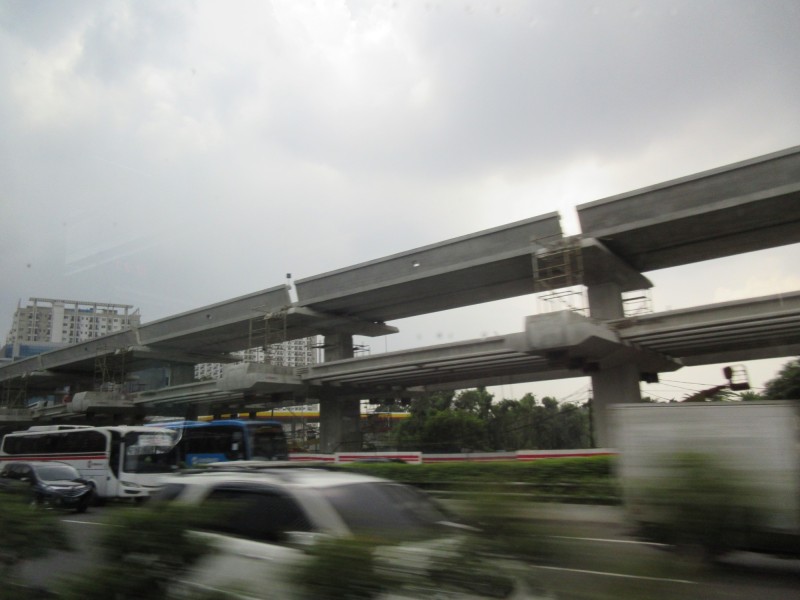 東に延びる高架鉄道が建設中